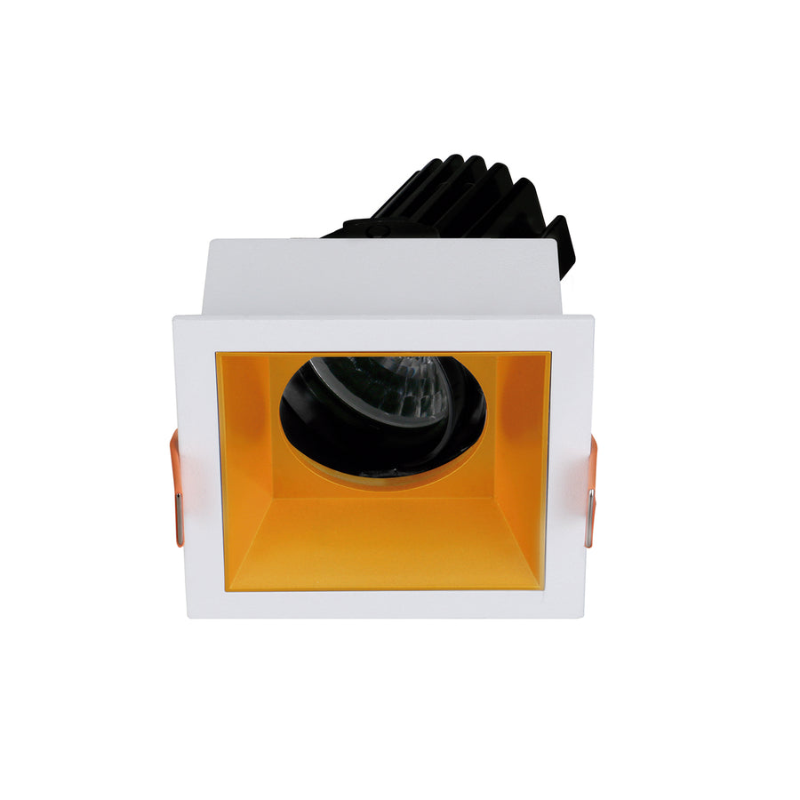 Variante du spot encastrable blanc à réflecteur intérieur doré et optique ronde orientable.