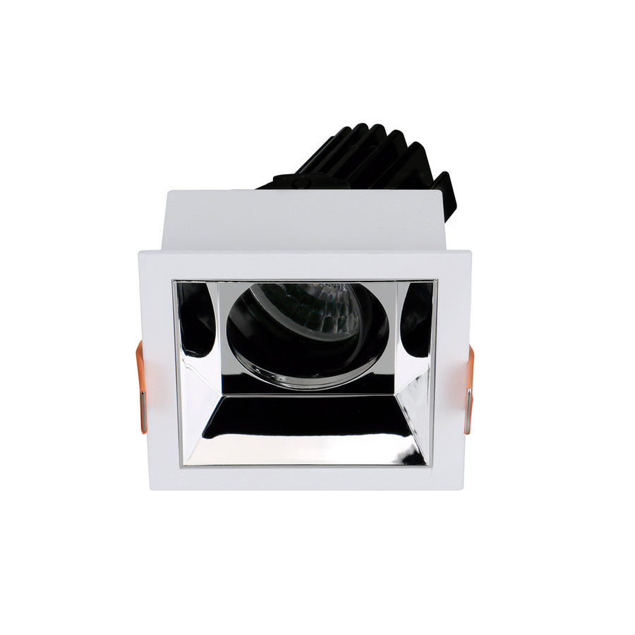 Vue frontale du spot avec réflecteur intérieur chromé brillant et optique orientable.
