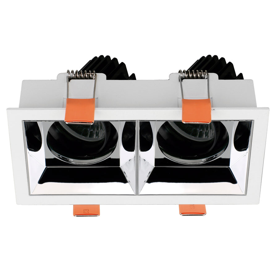 Vue frontale avec réflecteurs chromés et deux modules orientables noirs.