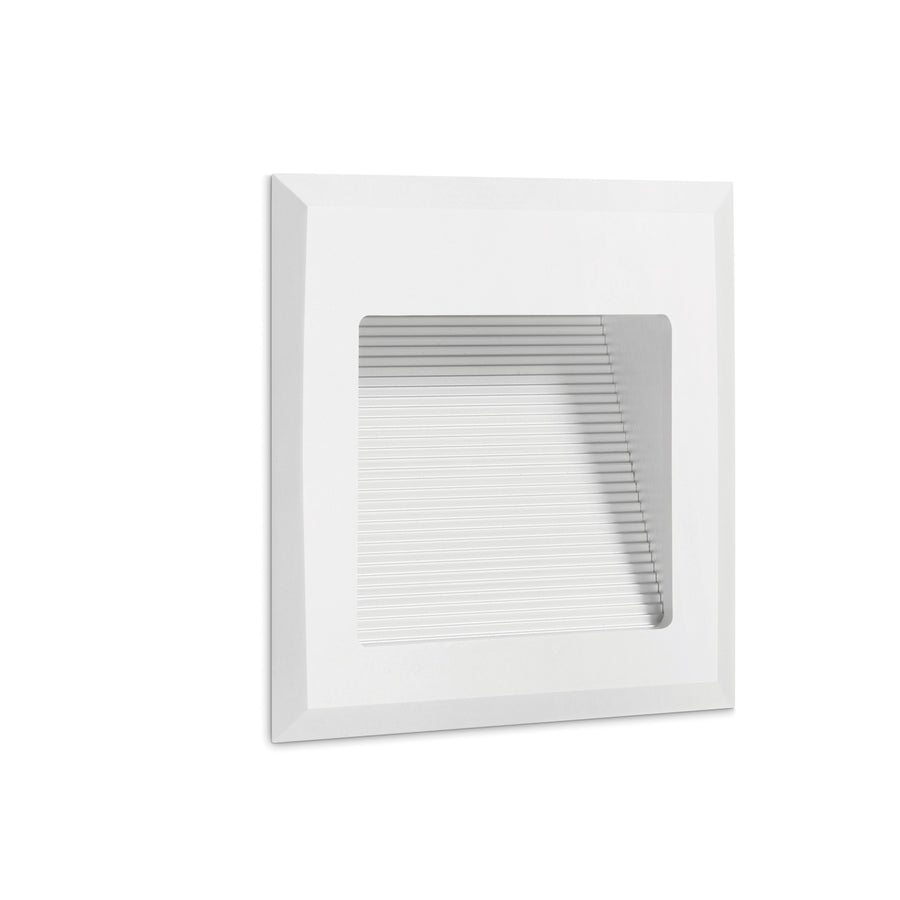 Version blanche du spot carré encastrable, face avant et grille horizontale.