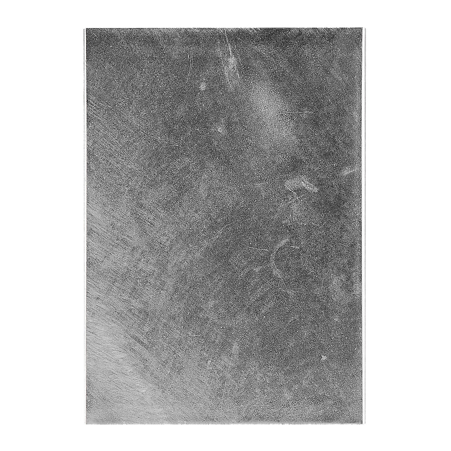 Gros plan sur la texture de l'acier galvanisé, surface mouchetée et brute.