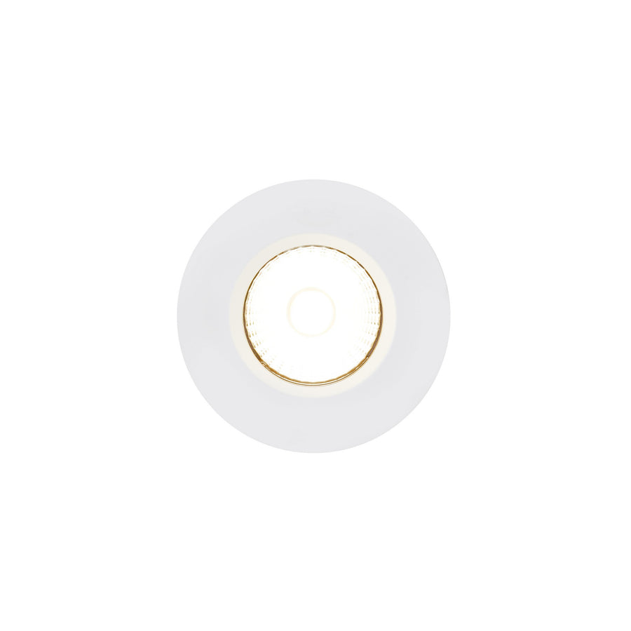 Un spot encastrable LED blanc unique, face avant et diffuseur lumineux allumé.