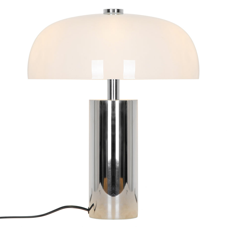 Lampe à poser de face, abat-jour blanc en forme de dôme et base cylindrique chromée.