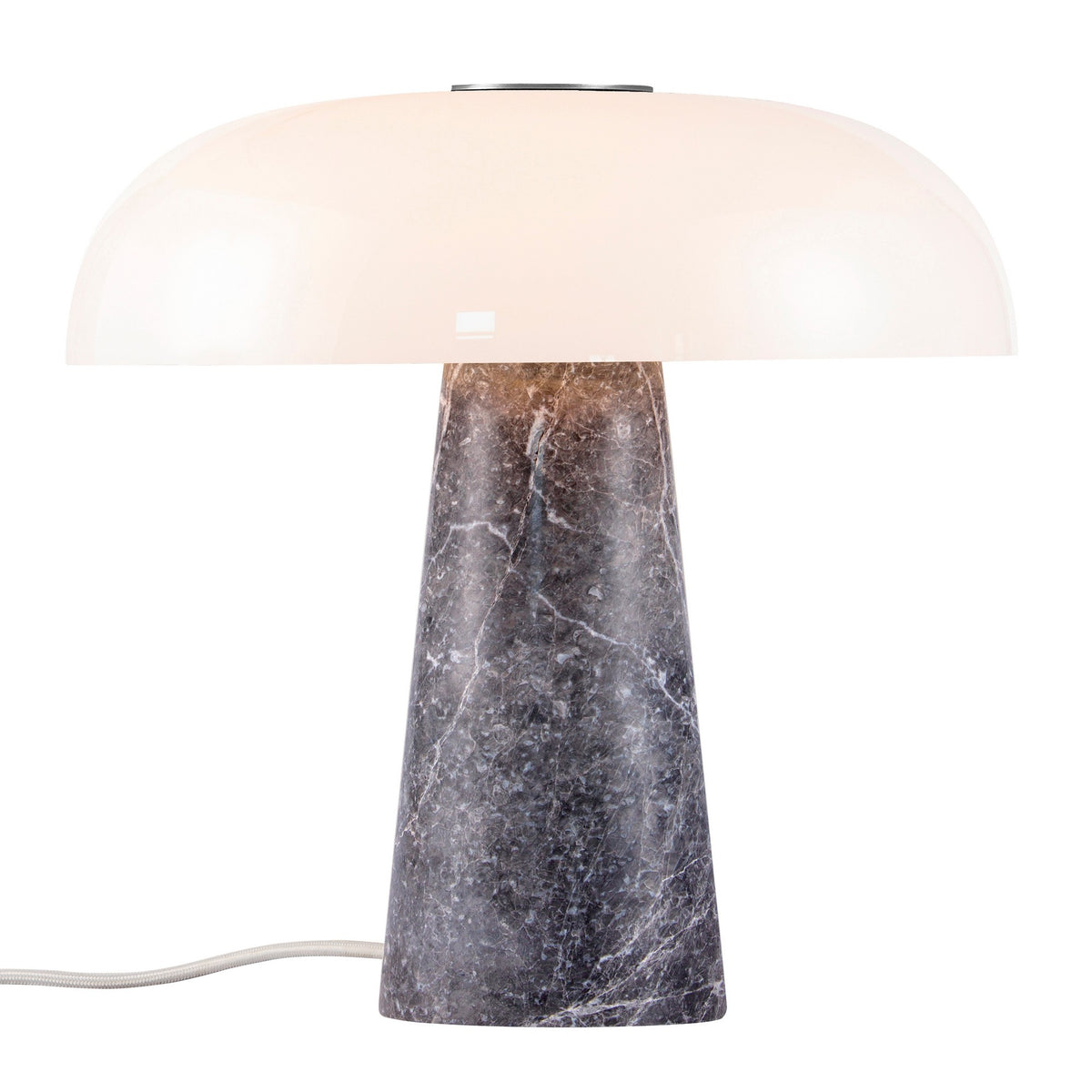Lampe allumée de face, lumière chaude diffusée sous le dôme en verre