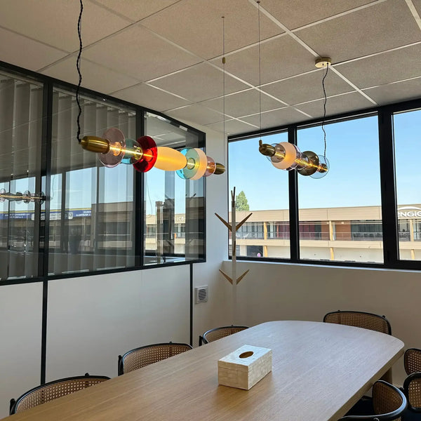 Suspension horizontale Léonor – Verre soufflé et design lumineux doré