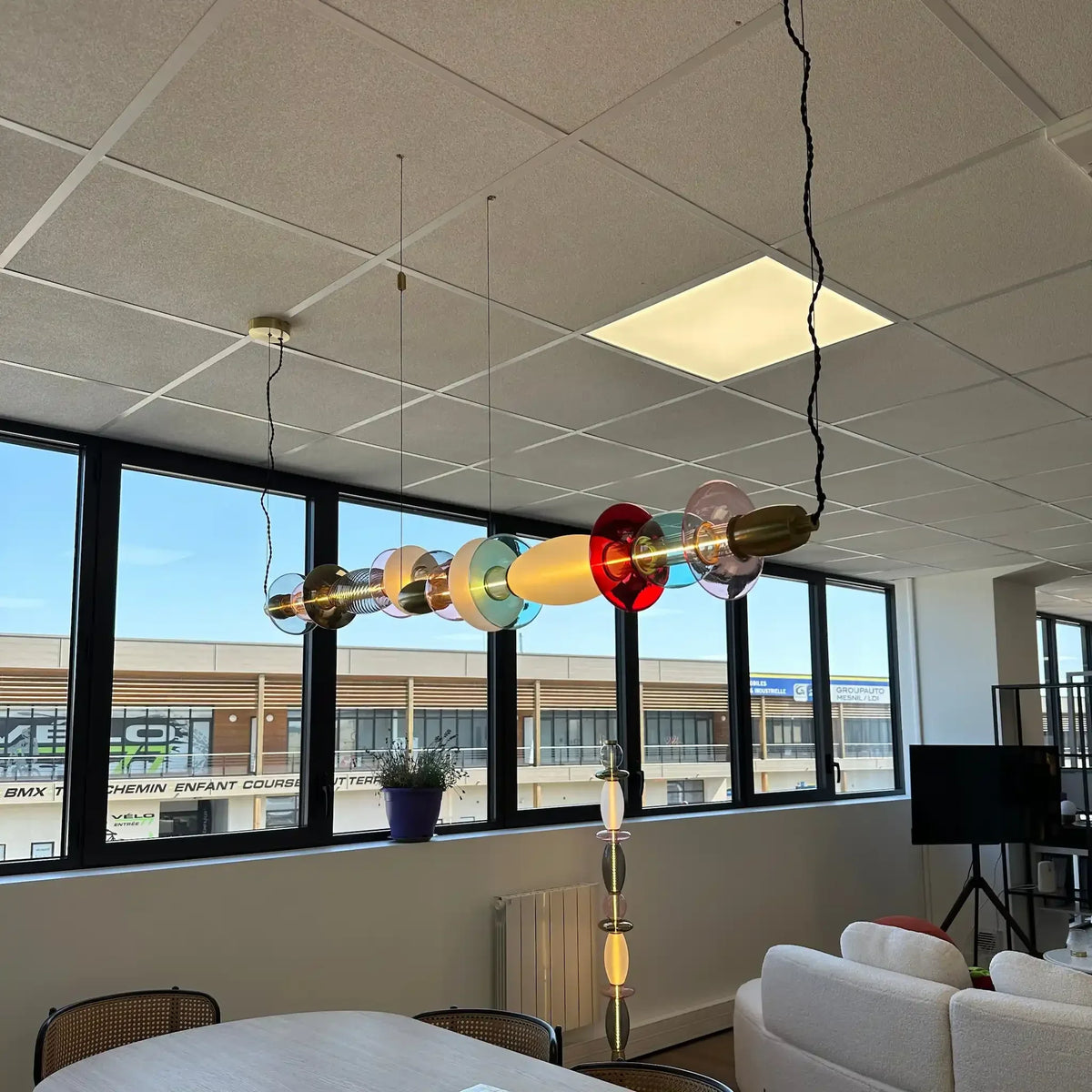 Suspension horizontale Léonor – Verre soufflé et design lumineux doré