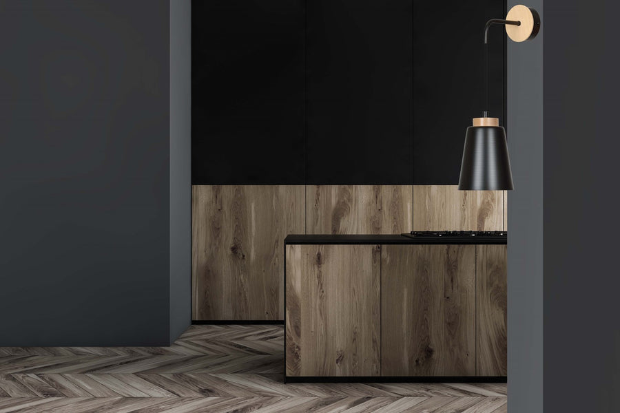 Mise en ambiance dans une cuisine moderne, applique fixée au mur au-dessus d'un plan de travail.