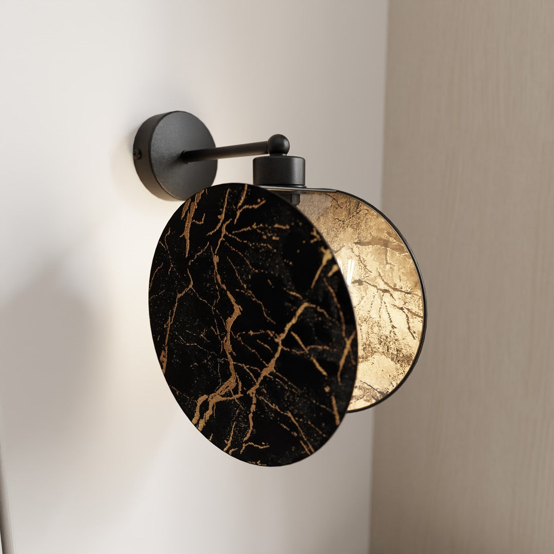 Détail de la finition : disque avant noir marbré et verre doré texturé éclairé.