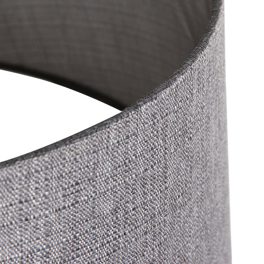 Détail macro de la trame du tissu de lin gris et de l'ourlet cousu