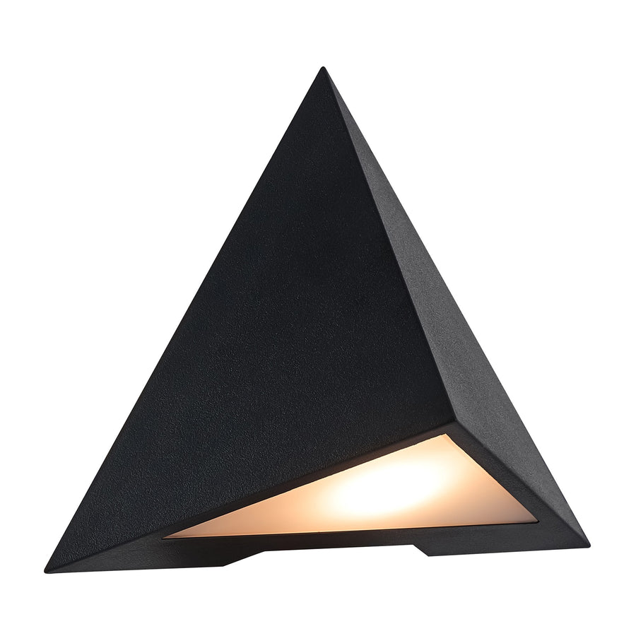 Luminaire triangulaire noir vu de trois quarts, diffuseur blanc allumé