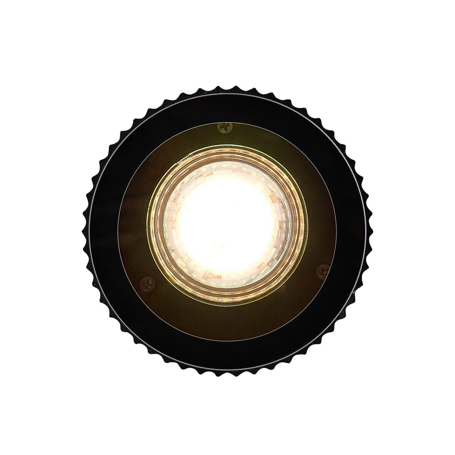 Vue de dessous montrant la couronne crantée noire et le module LED central