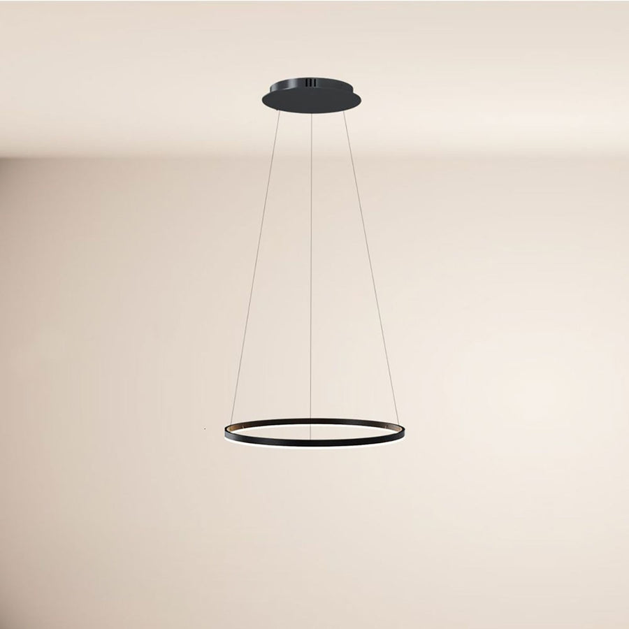 Vue de profil du luminaire anneau noir suspendu sur fond beige clair