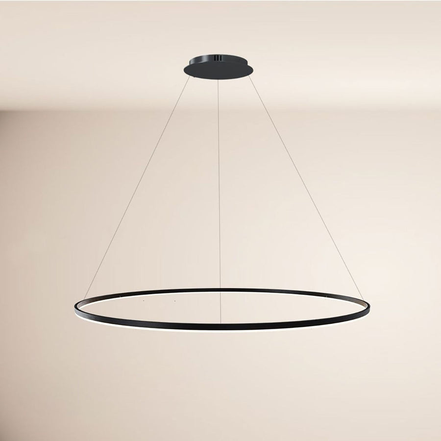 Suspension anneau noir vue de face, câbles fins et socle de plafond sombre