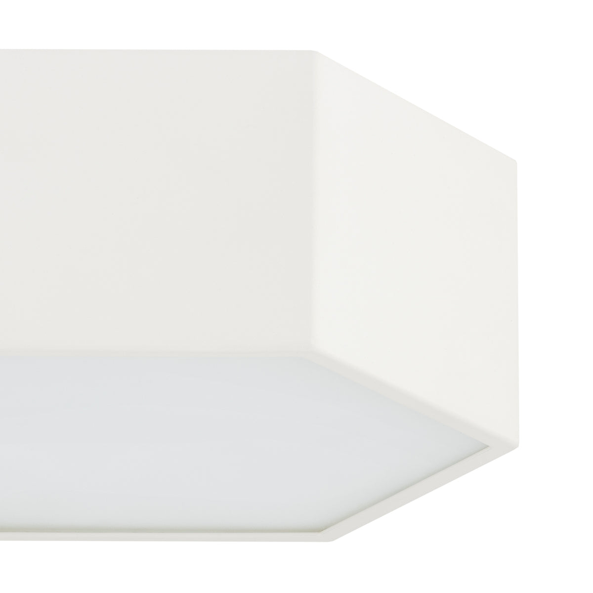 Vue en angle du plafonnier blanc, diffusant une lumière douce vers le bas
