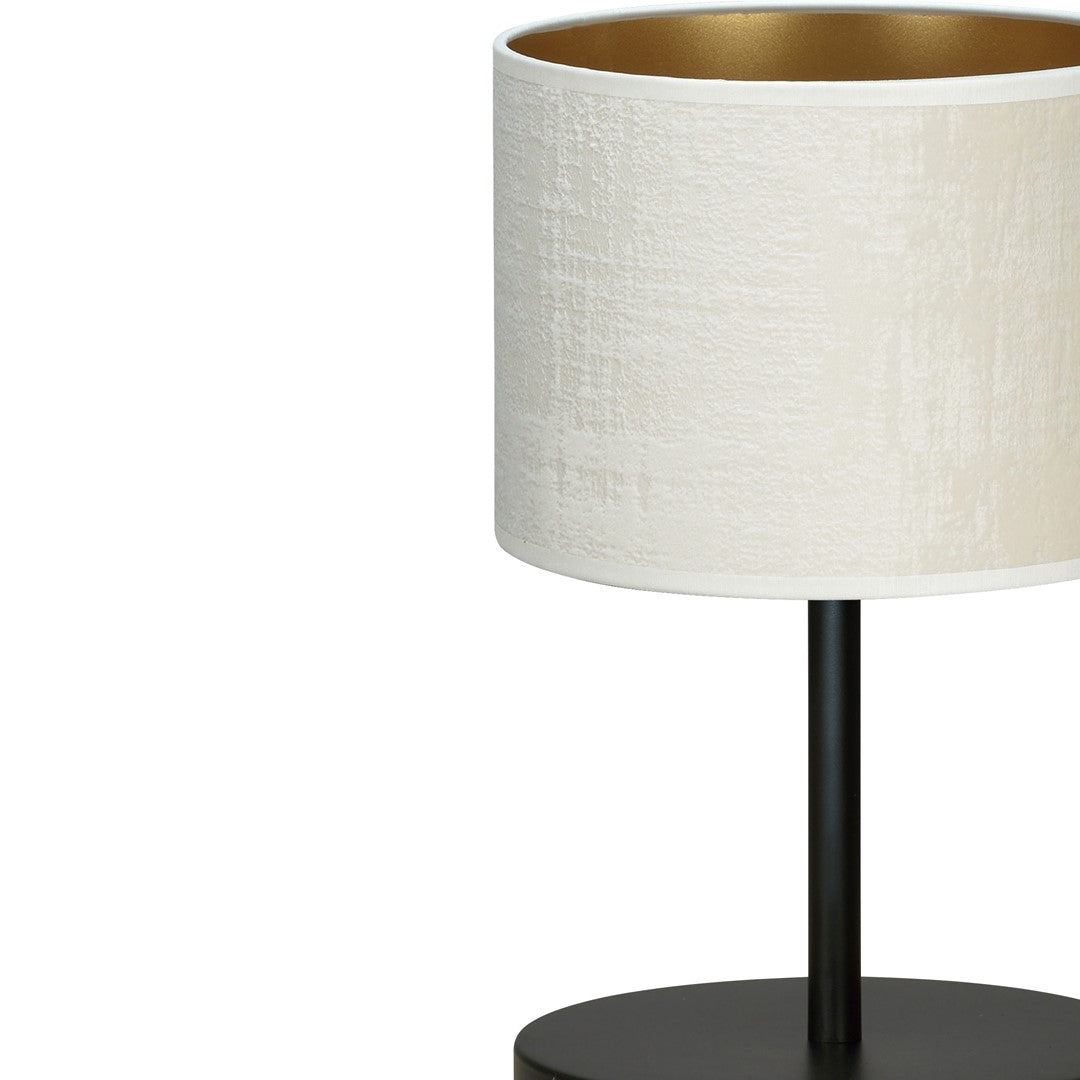 Gros plan sur l'abat-jour texturé, intérieur doré et tige noire du luminaire.