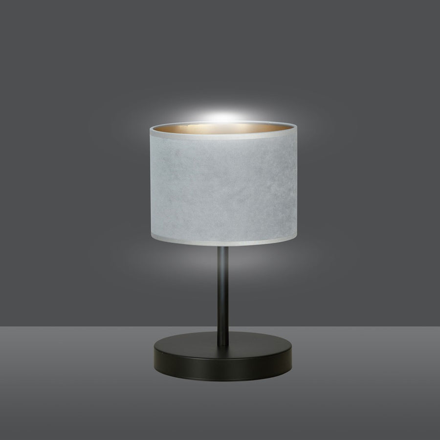 Lampe allumée projetant un halo lumineux au-dessus de l'abat-jour