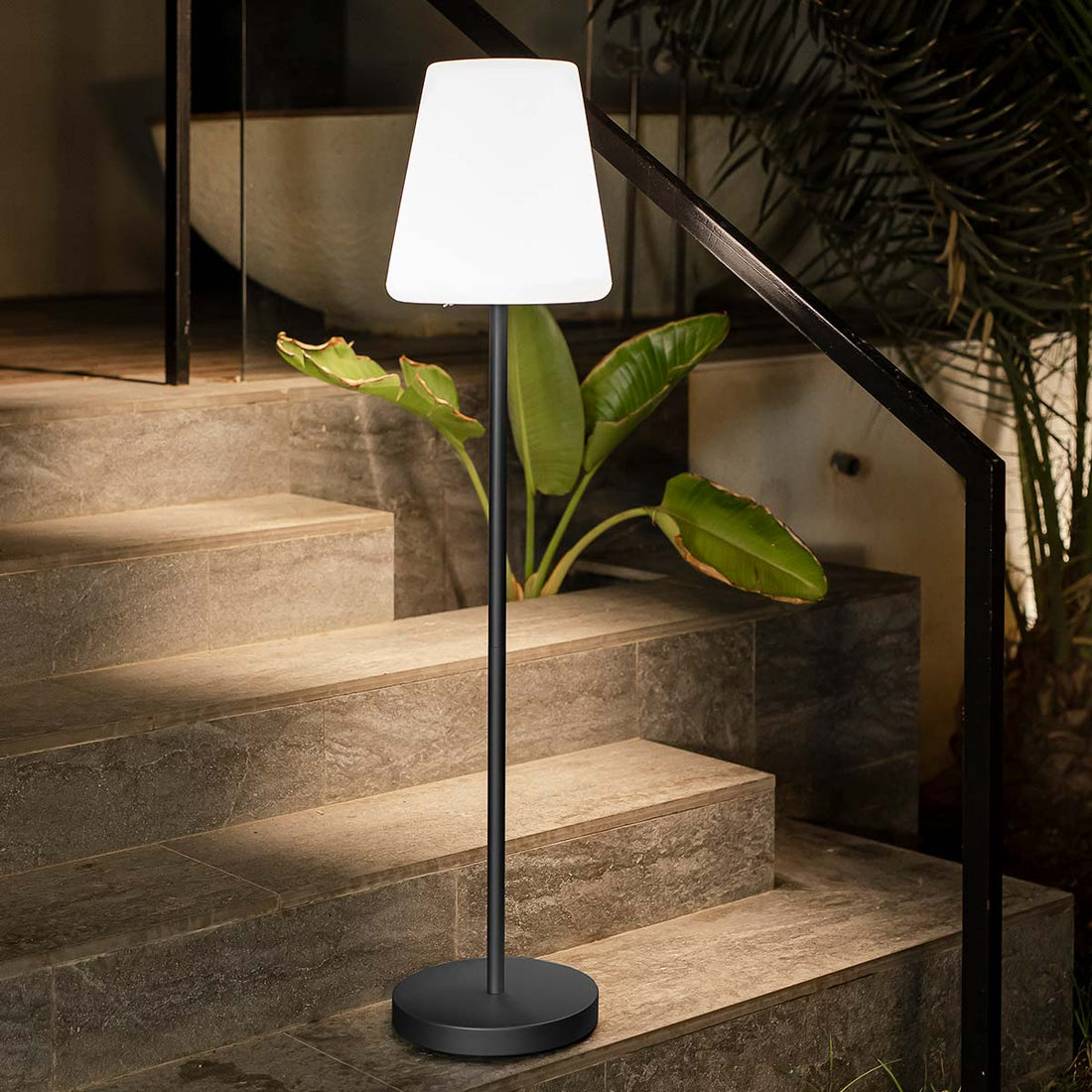 Lola Slim solar floor lamp