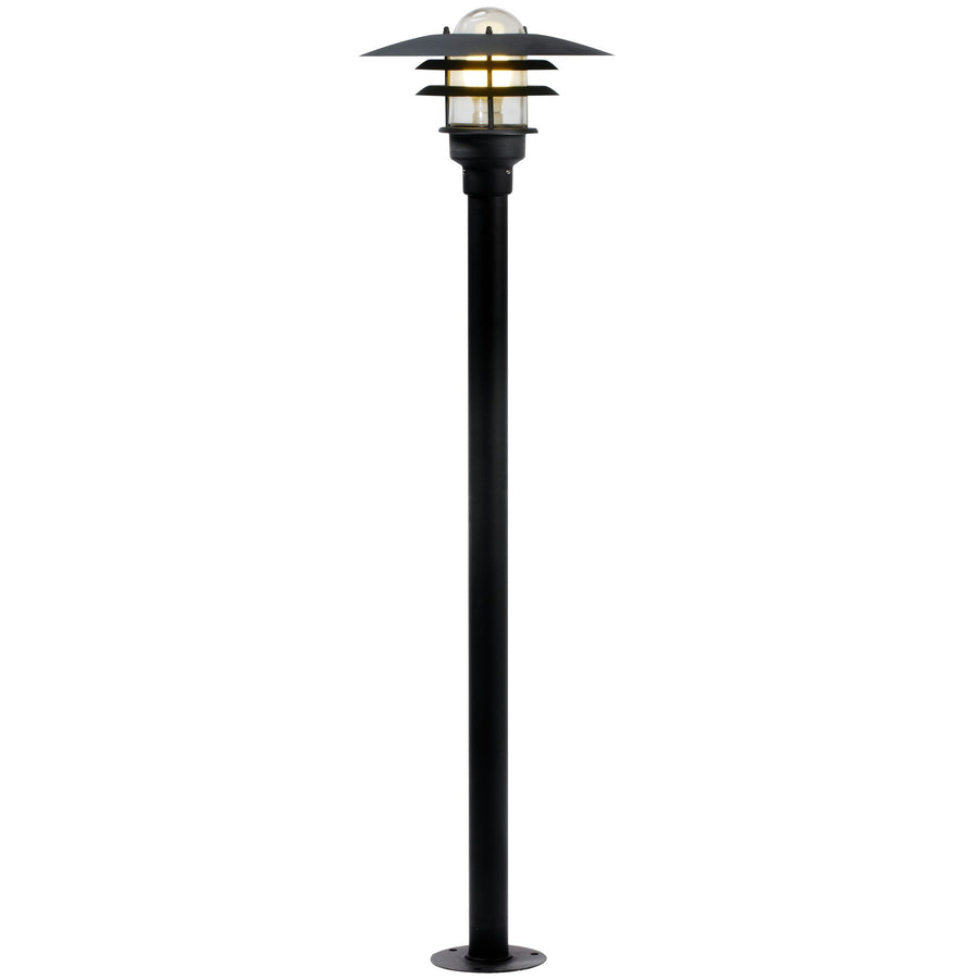 Version noire du lampadaire, allumée, avec verre transparent et abat-jour à étages.