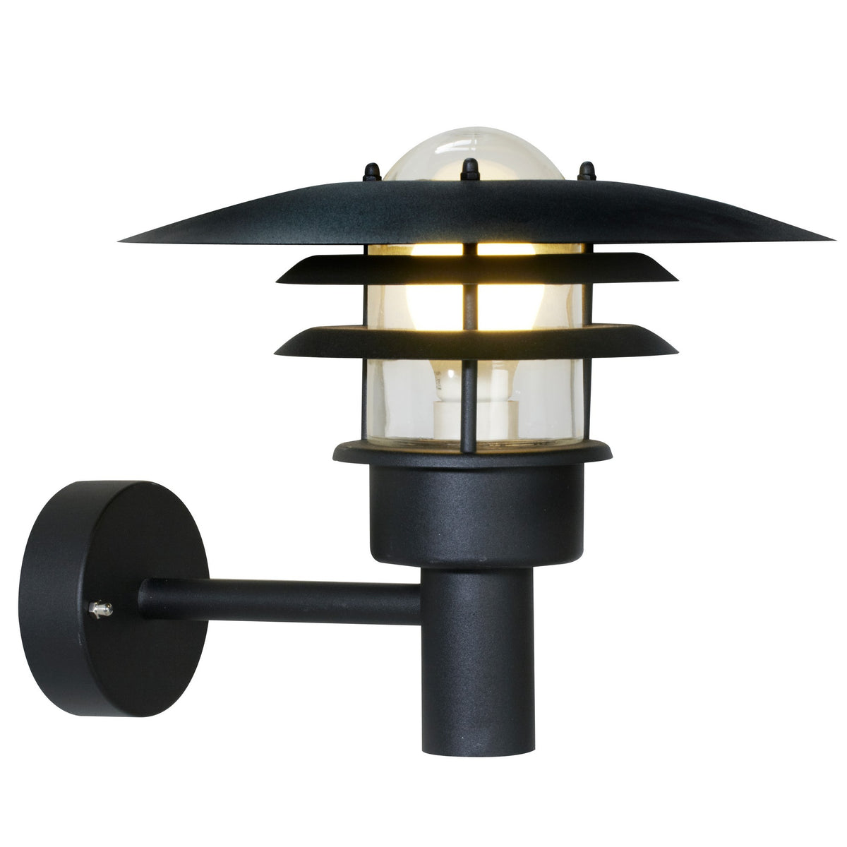 Même applique murale noire, ampoule allumée, verre cylindrique et lamelles horizontales, fond blanc.