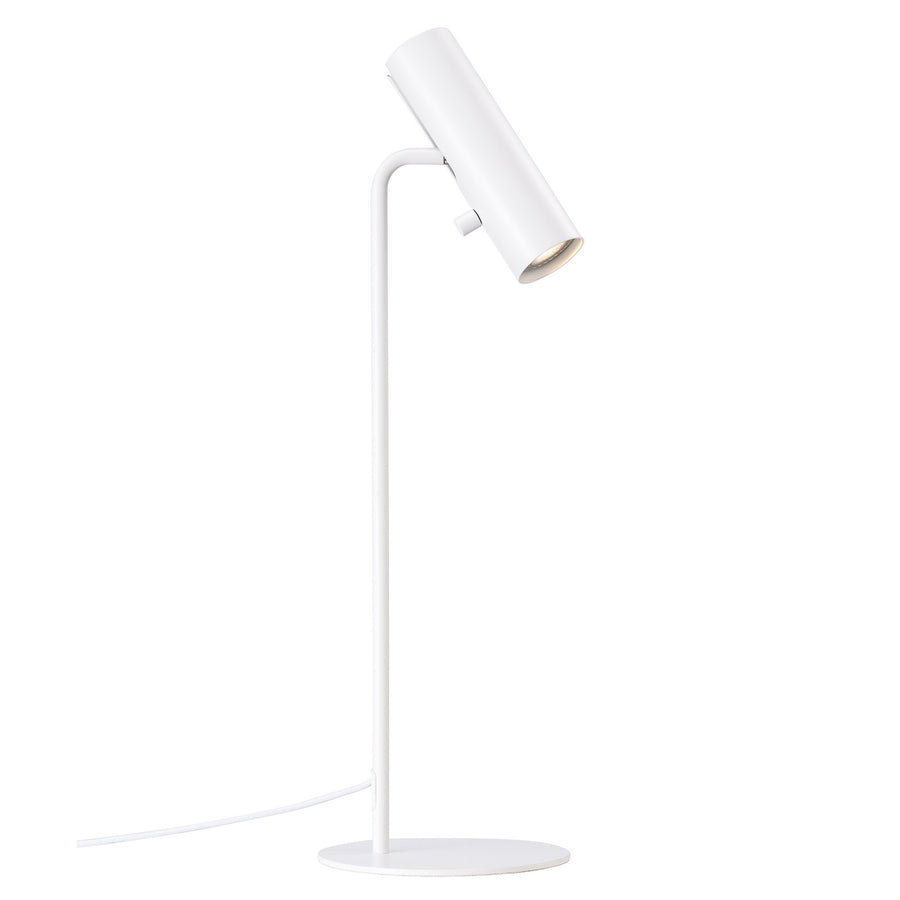 Lampe blanche de profil sur fond blanc, tête cylindrique orientable inclinée vers le bas.