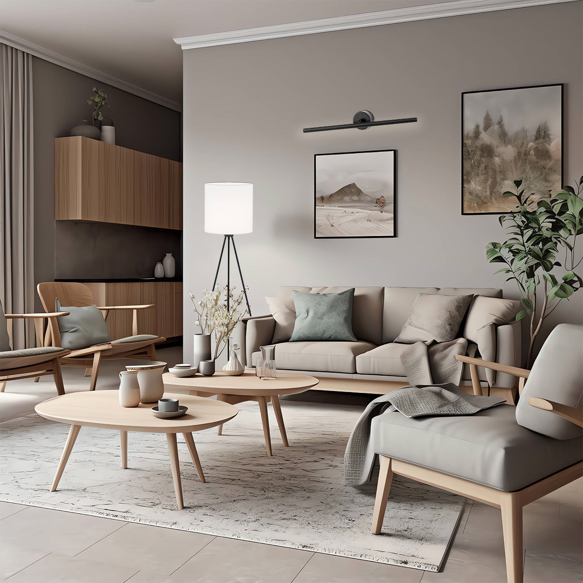 Mise en ambiance d'un salon clair, applique noire au-dessus du canapé beige