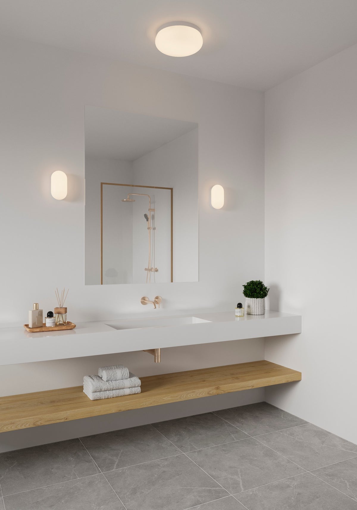 Mise en ambiance d'une salle de bain avec appliques murales verticales et plafonnier