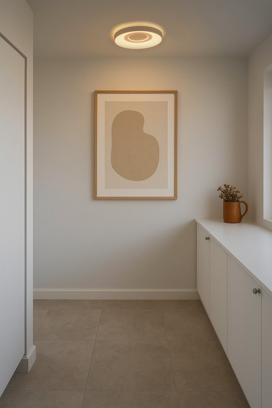 Plafonnier LED blanc installé au plafond dans une pièce décorée