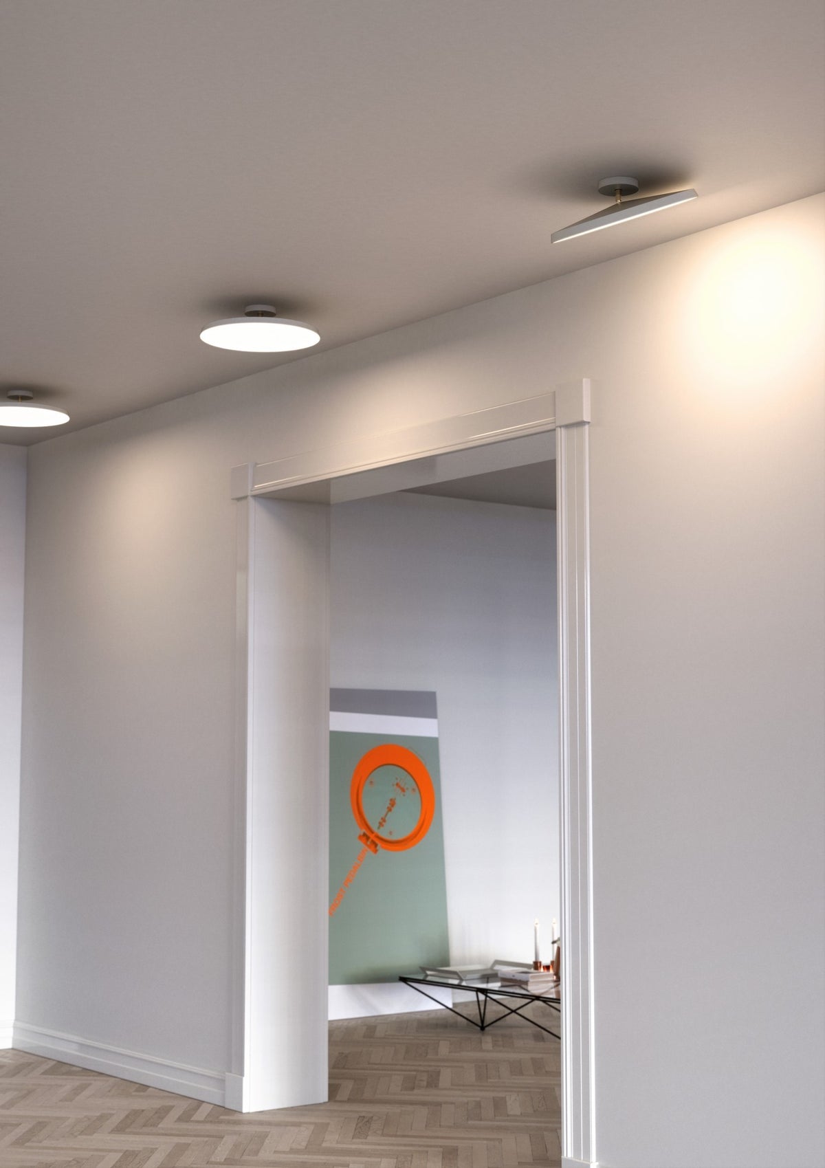 Pièce blanche avec deux plafonniers modernes, encadrement de porte et tableau orange.