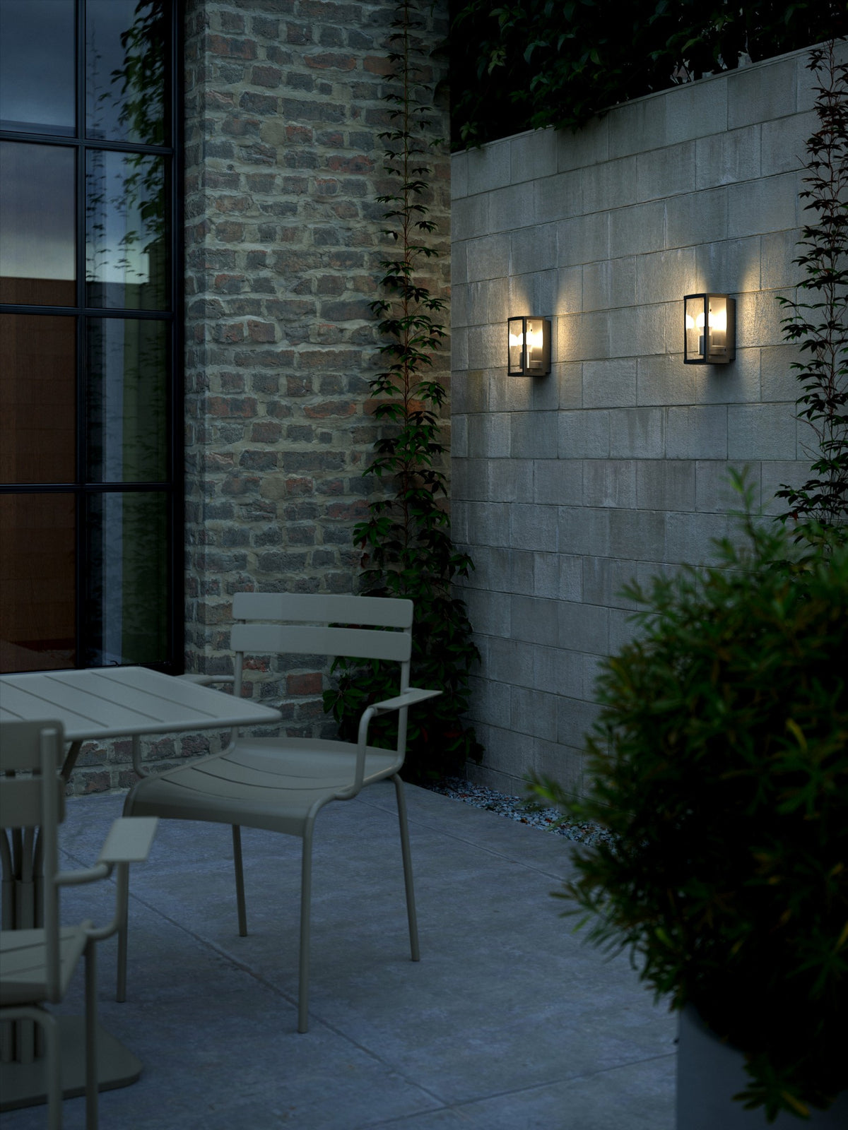 Mise en ambiance nocturne, deux appliques éclairant un mur de jardin en pierre