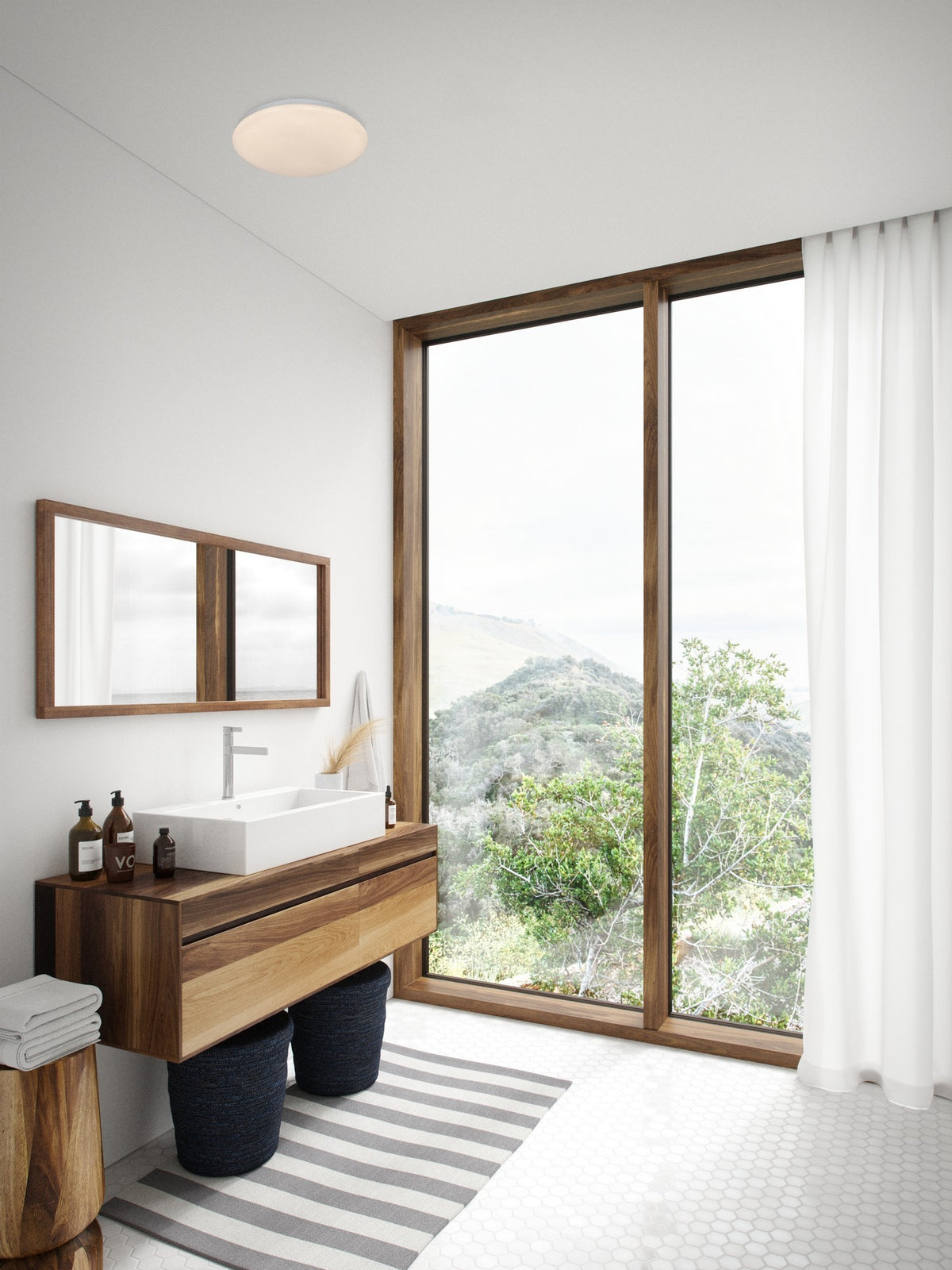 Mise en ambiance salle de bain lumineuse, plafonnier fixé au plafond blanc au-dessus du meuble
