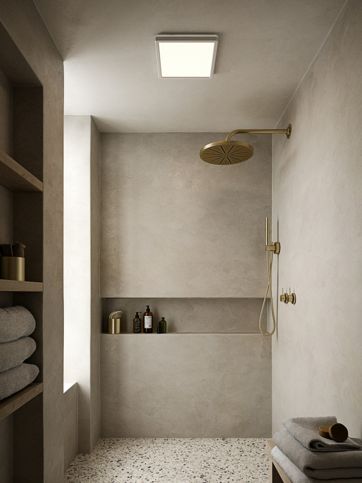 Mise en ambiance salle de bain en béton ciré, plafonnier carré allumé au plafond