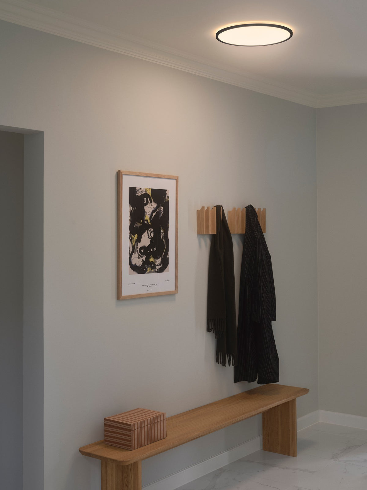 Mise en situation dans une entrée avec le plafonnier fixé au plafond.