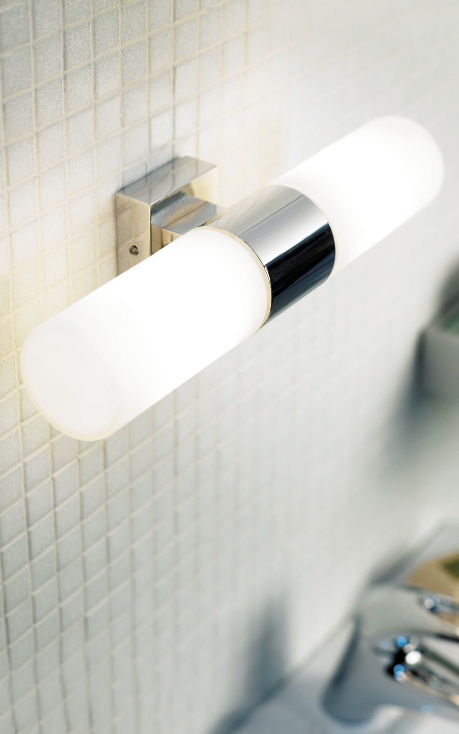 Gros plan de profil sur mur carrelé, applique double en verre blanc
