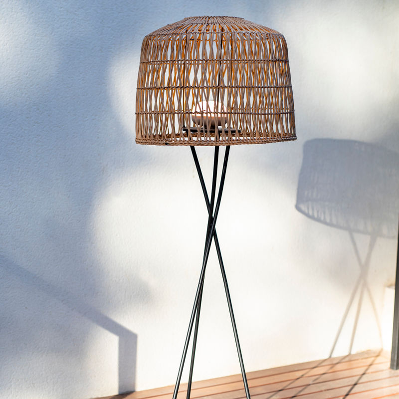 Lampadaire de face sur terrasse, ombre portée de l'abat-jour sur mur blanc