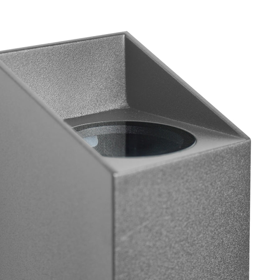 Détail du haut du luminaire avec diffuseur en verre et finition granuleuse