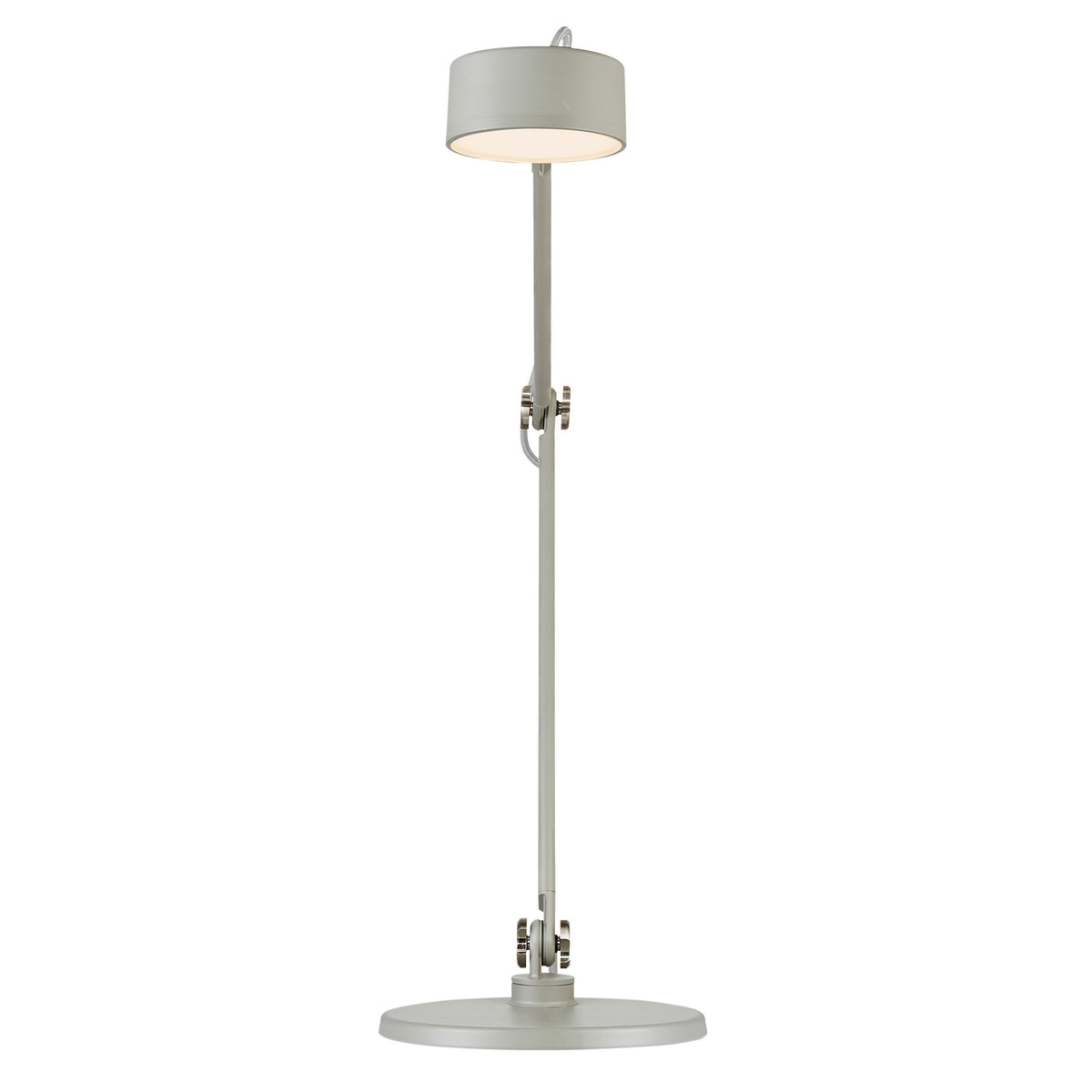 Vue de face de la lampe verticale avec pied rond et bras central.