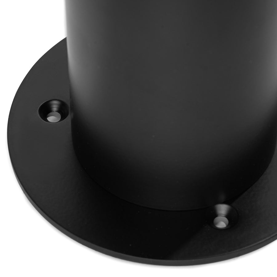 Détail de la base circulaire noire avec ses trous de fixation pour une pose au sol.
