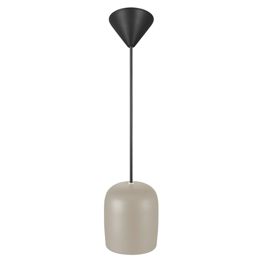 Détail de la suspension beige avec rosace noire et cordon, abat-jour cylindrique.