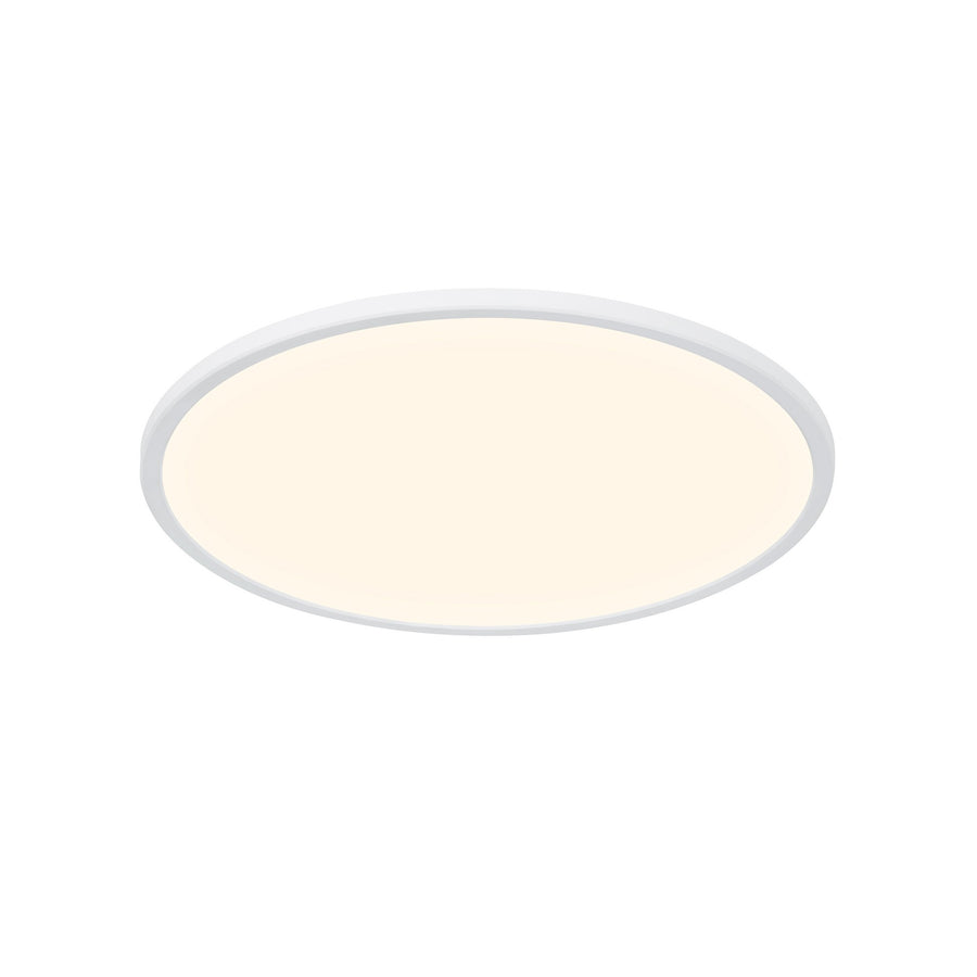 Plafonnier rond blanc allumé, vue de biais sur fond neutre