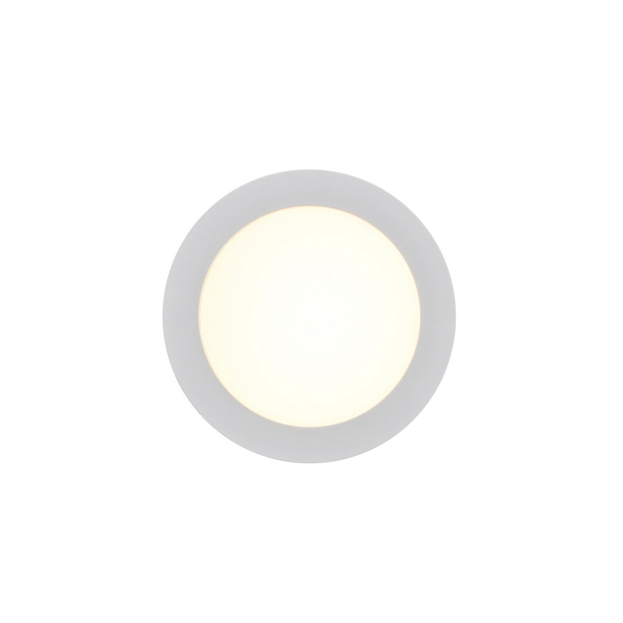 Face avant ronde d'un spot LED encastrable blanc, diffuseur opale allumé.