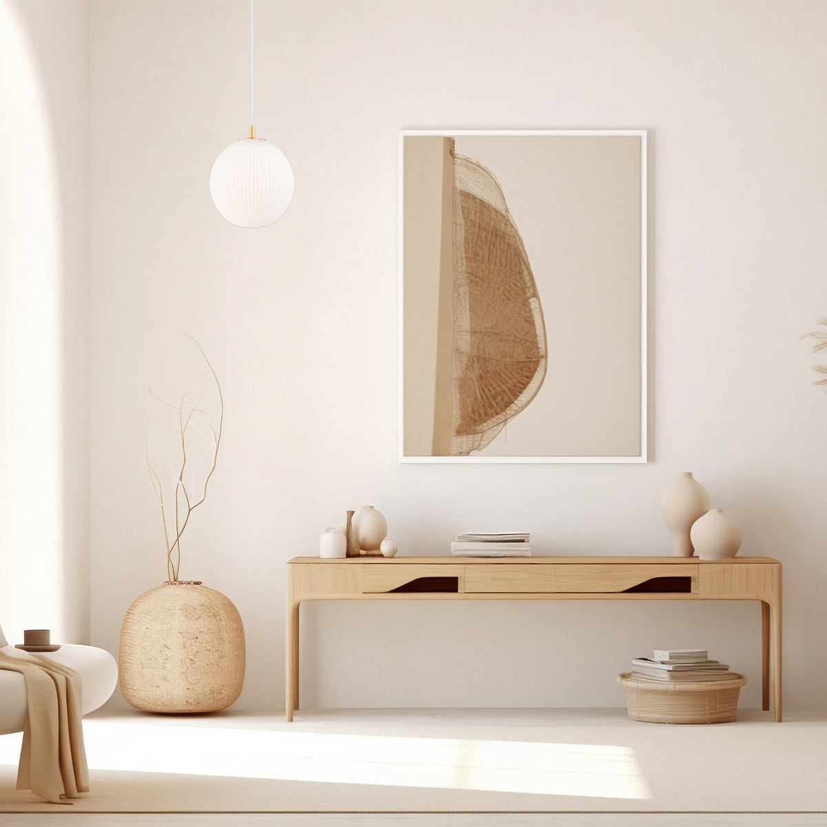 Mise en ambiance : suspension allumée au-dessus d'une console en bois clair, intérieur beige.