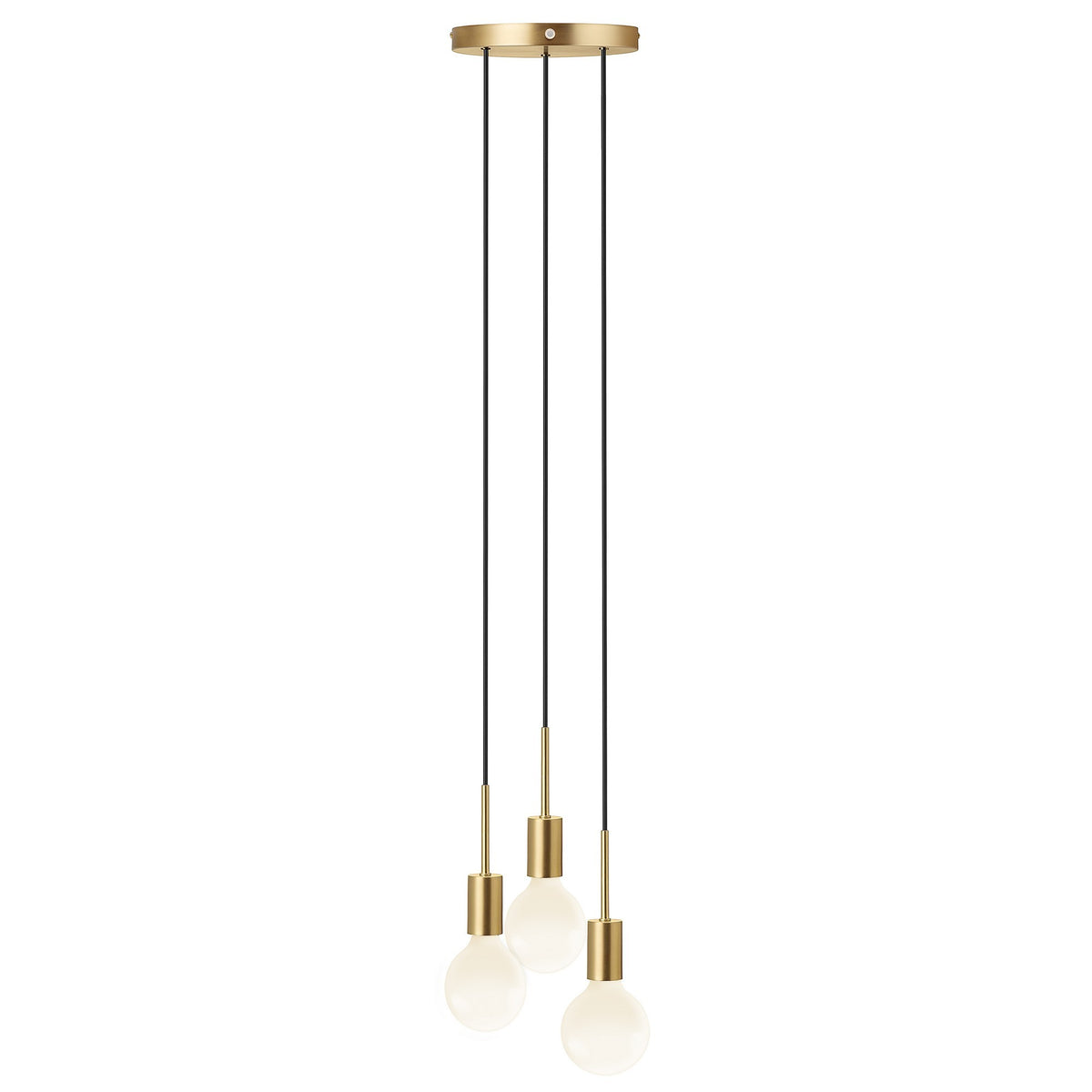 Version dorée équipée d'ampoules opalines blanches, trois suspensions fines sur fond blanc