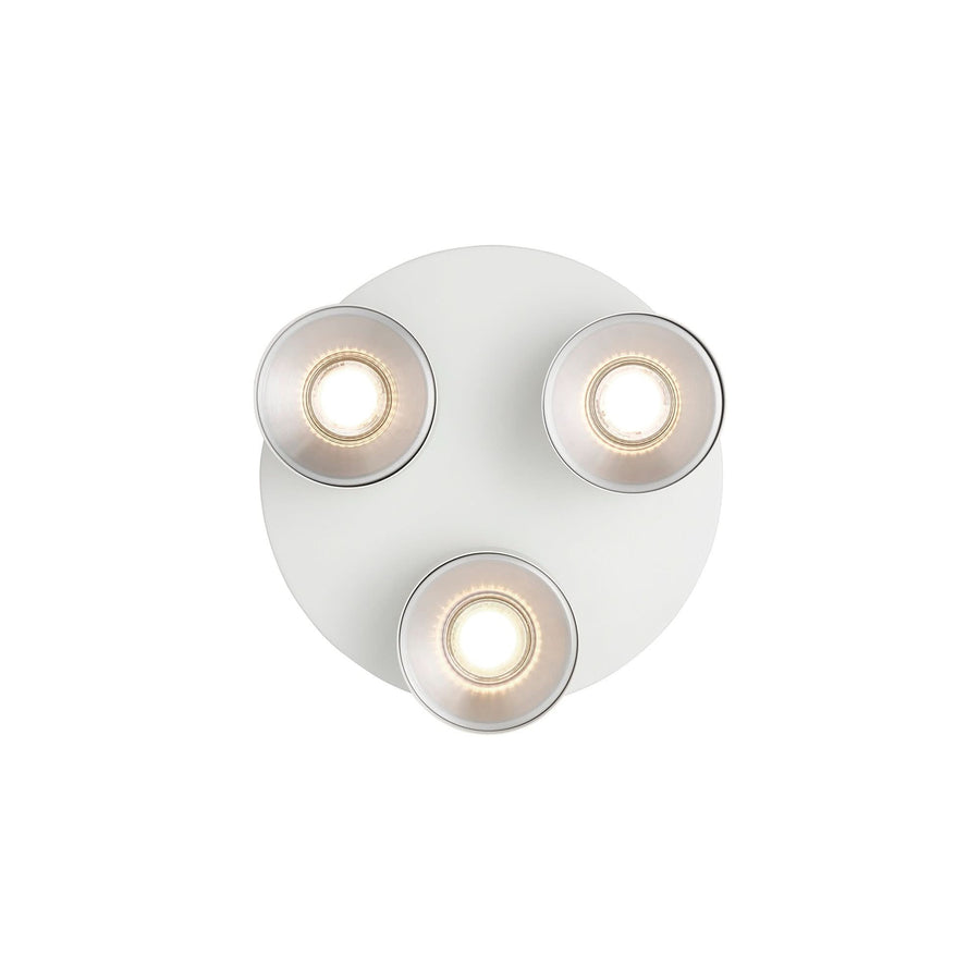 Vue de dessous du plafonnier blanc, trois spots allumés, socle rond