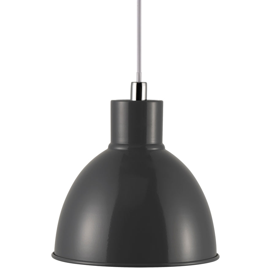Gros plan sur l'abat-jour gris anthracite et sa finition laquée brillante