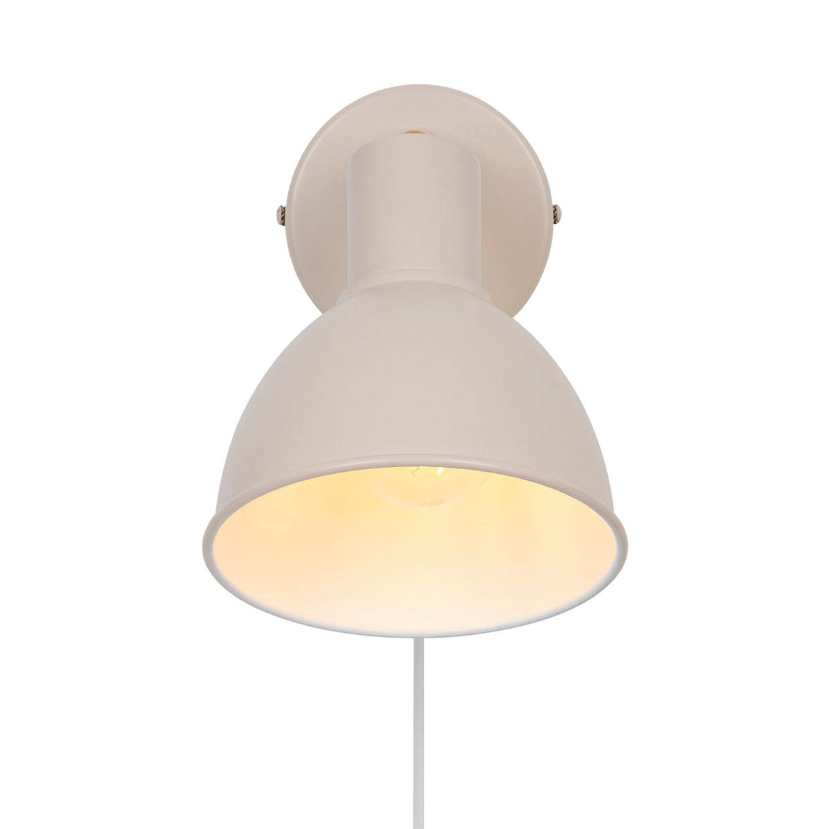 Vue de face de l'applique beige allumée, abat-jour en dôme et câble.