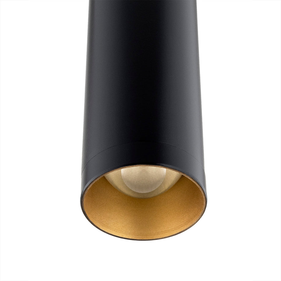 Détail du bas du tube noir, réflecteur intérieur doré et ampoule éclairante