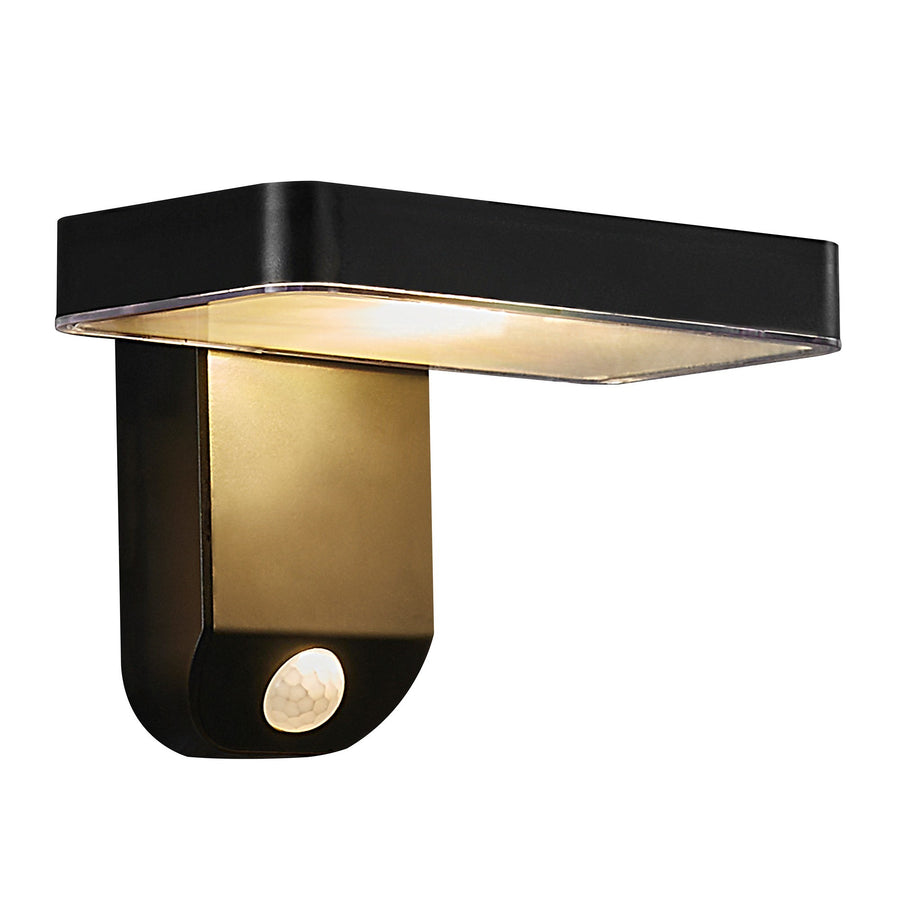 Applique extérieure noire vue de trois quarts sur fond blanc, diffuseur LED allumé