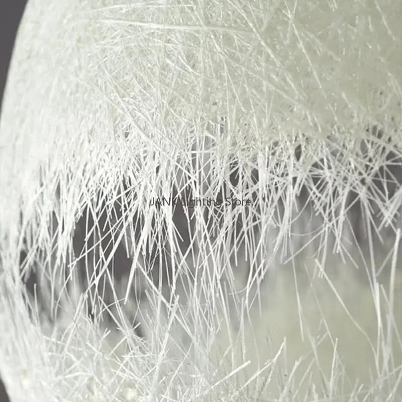 Gros plan sur la fibre de verre blanche et dense qui constitue le globe