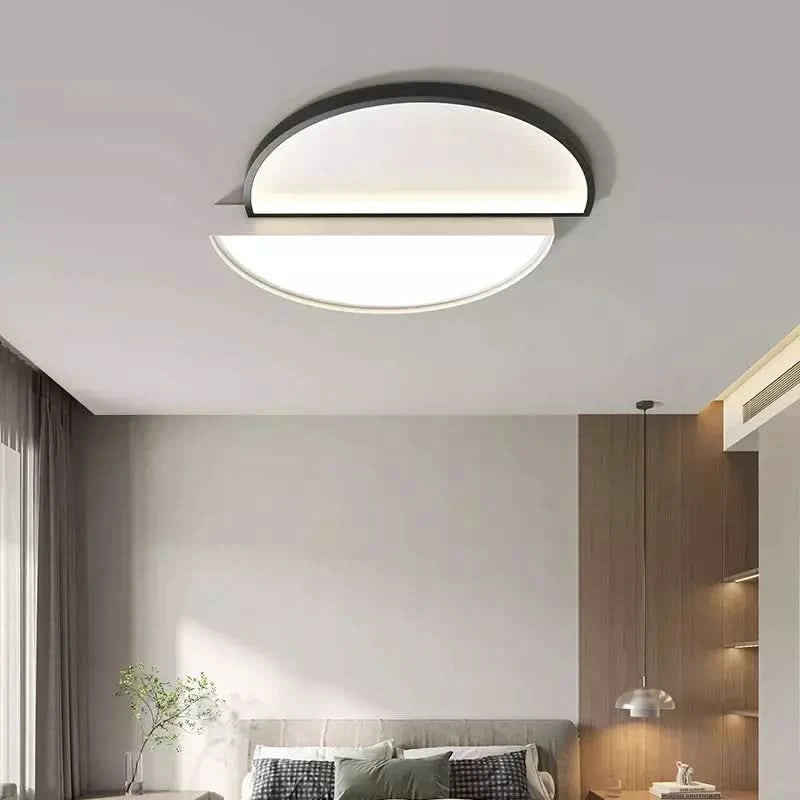 Modèle circulaire demi-lune à liseré noir, mise en ambiance chambre