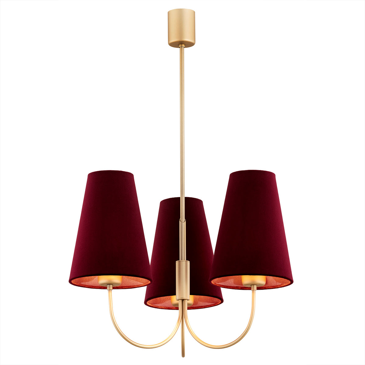 Lustre doré à trois abat-jours bordeaux, ampoules allumées, éclairage chaleureux.